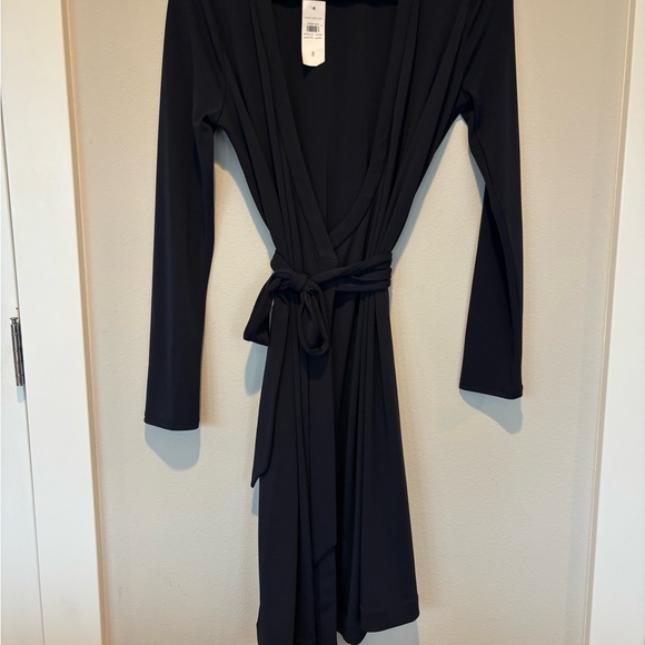 Ann Taylor Dresses & Skirts - NWT Ann Taylor Elegant Navy Wrap Dress 8